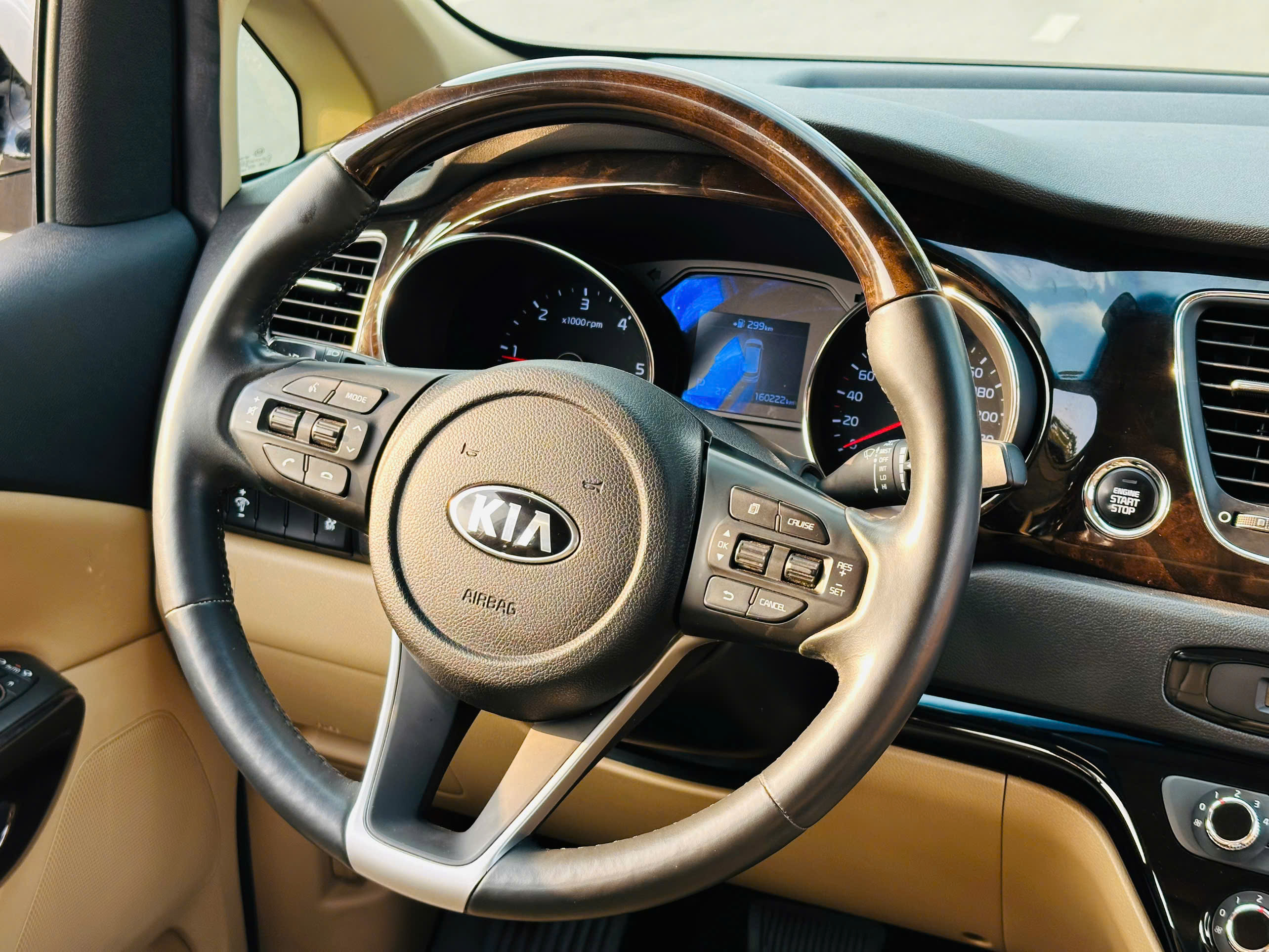 Kia Sedona 2.2 DAT Deluxe 2021 màu trắng