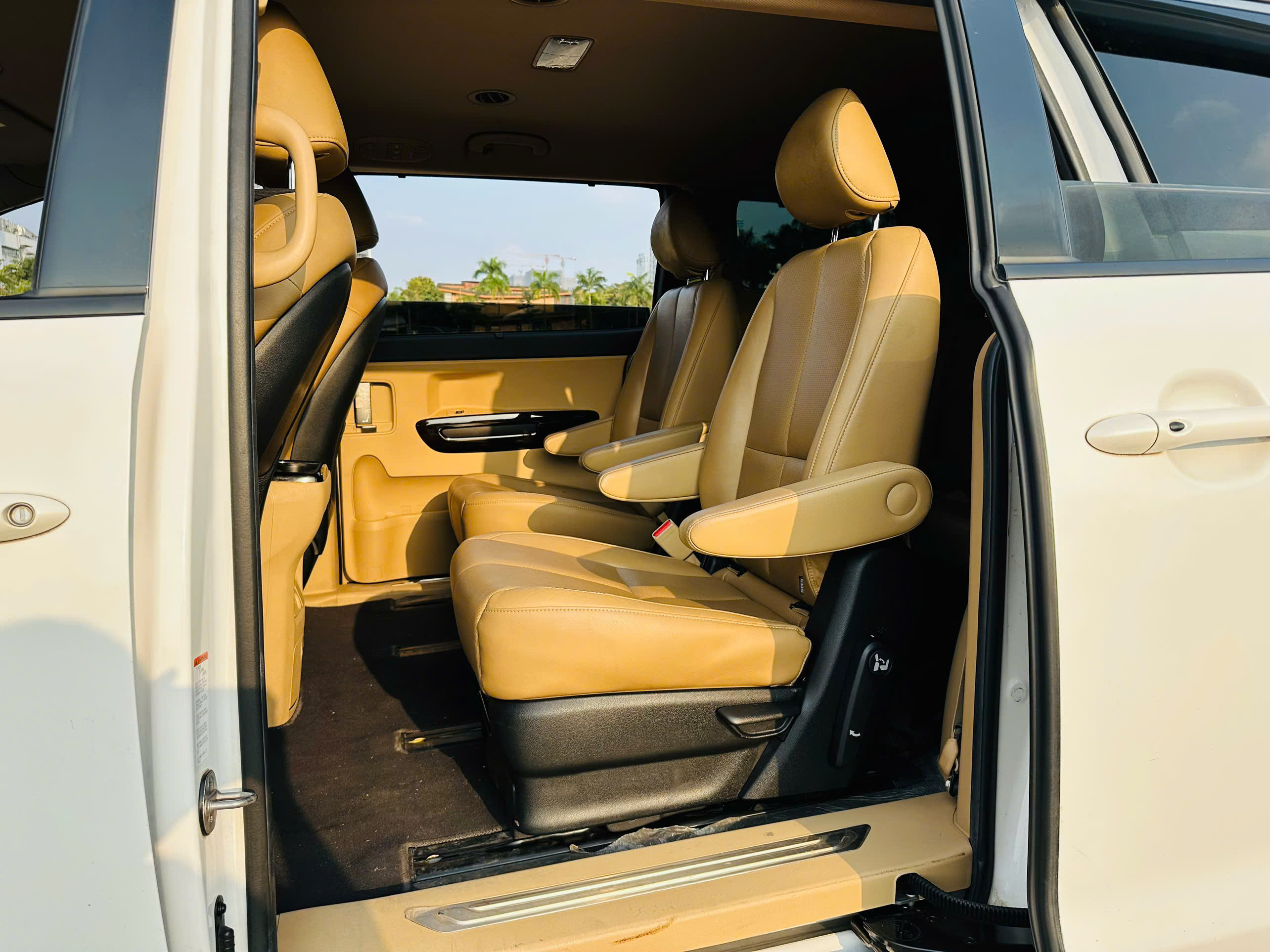 Kia Sedona 2.2 DAT Deluxe 2021 màu trắng