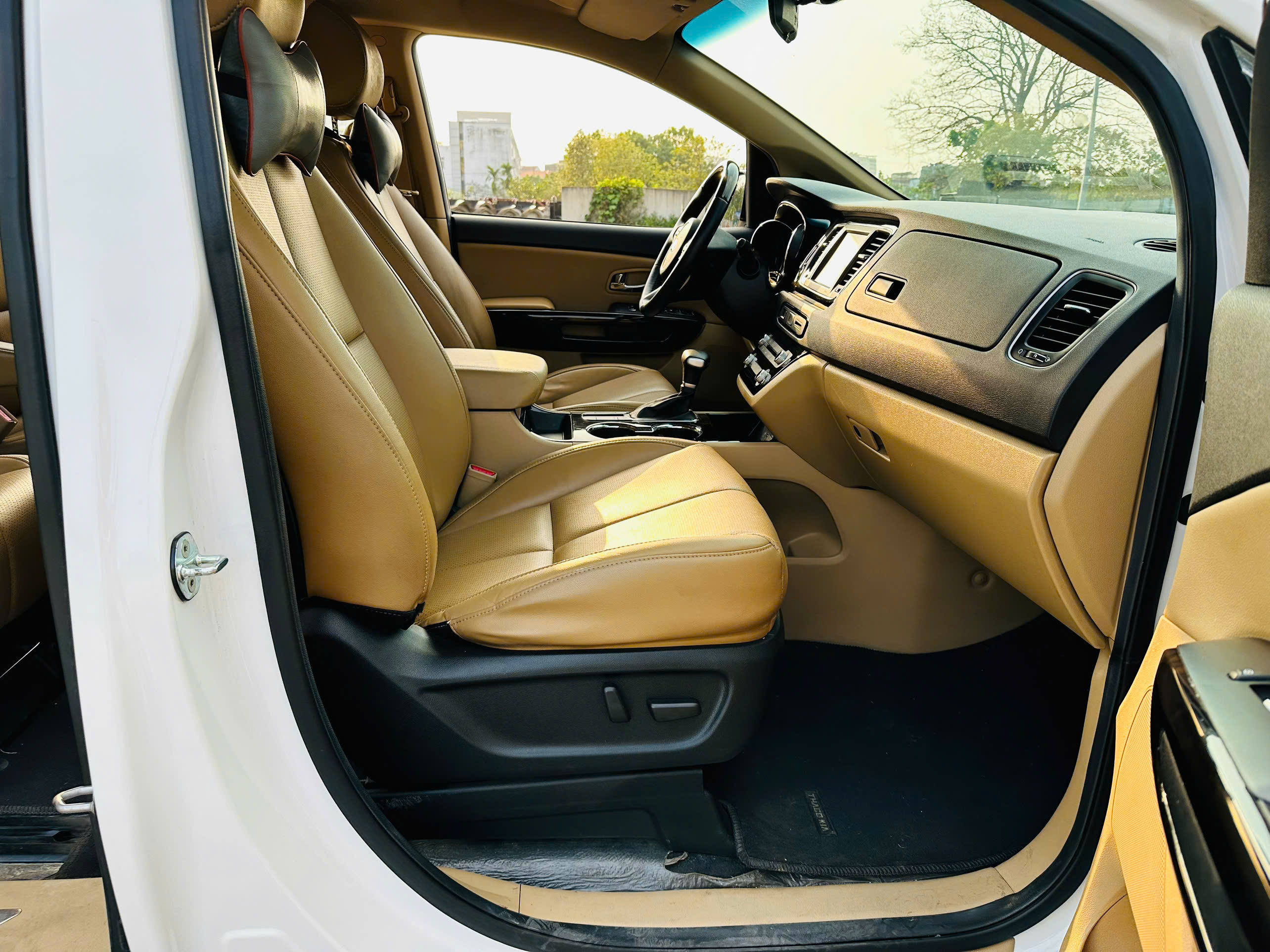 Kia Sedona 2.2 DAT Deluxe 2021 màu trắng