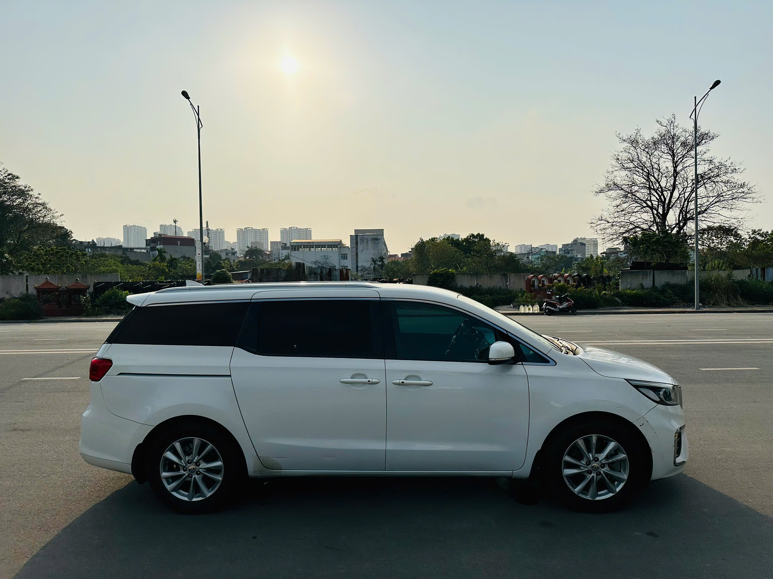 Kia Sedona 2.2 DAT Deluxe 2021 màu trắng