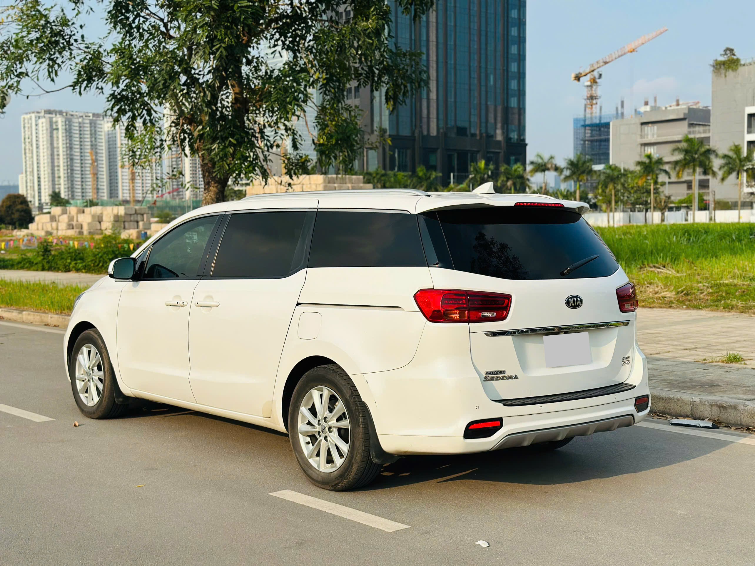 Kia Sedona 2.2 DAT Deluxe 2021 màu trắng