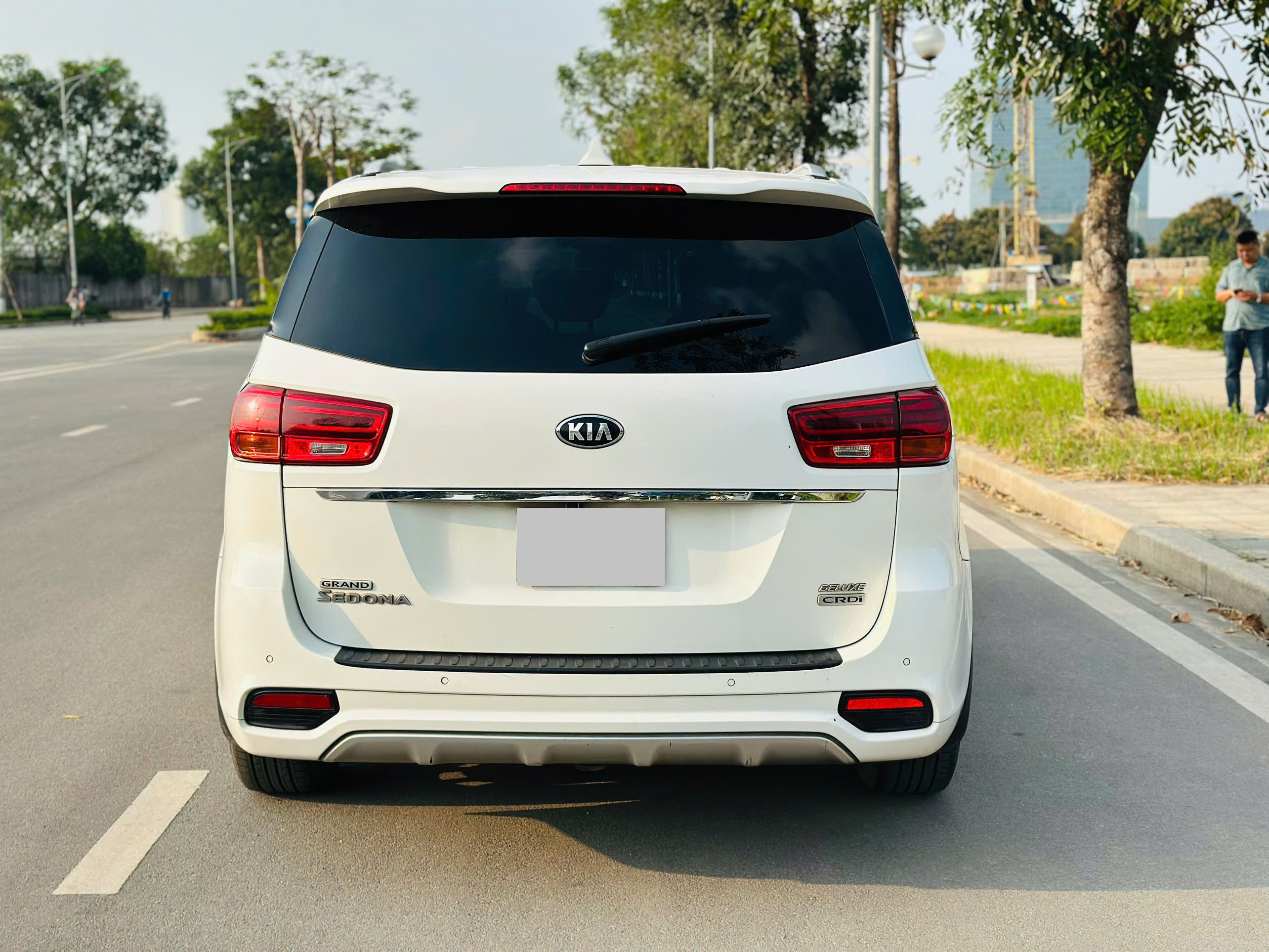 Kia Sedona 2.2 DAT Deluxe 2021 màu trắng