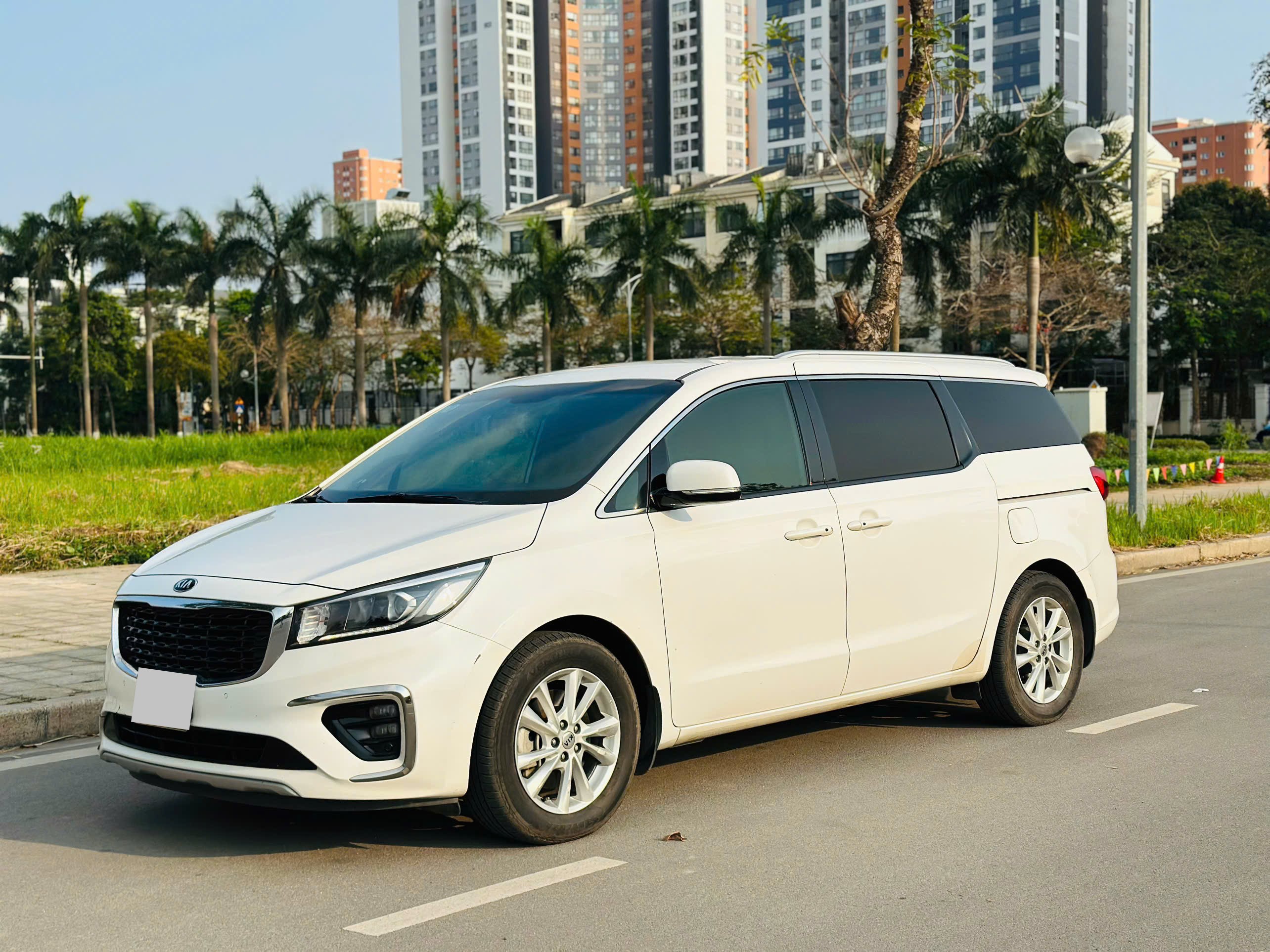Kia Sedona 2.2 DAT Deluxe 2021 màu trắng