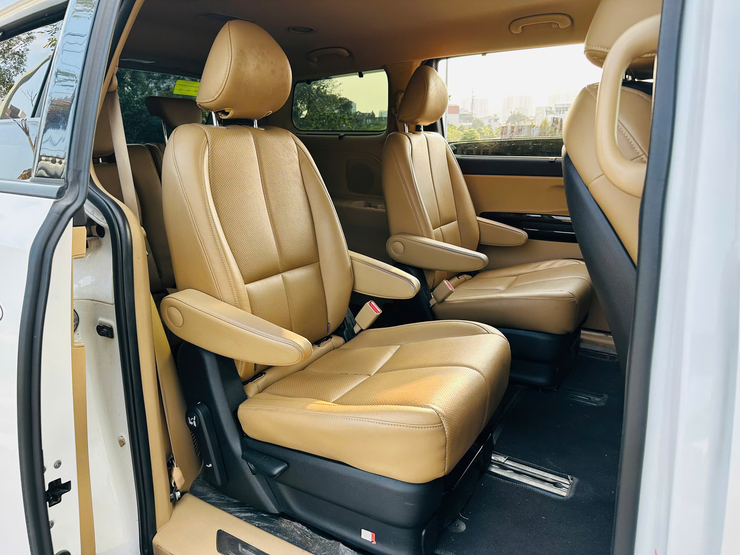 Kia Sedona 2.2 DAT Deluxe 2021 màu trắng