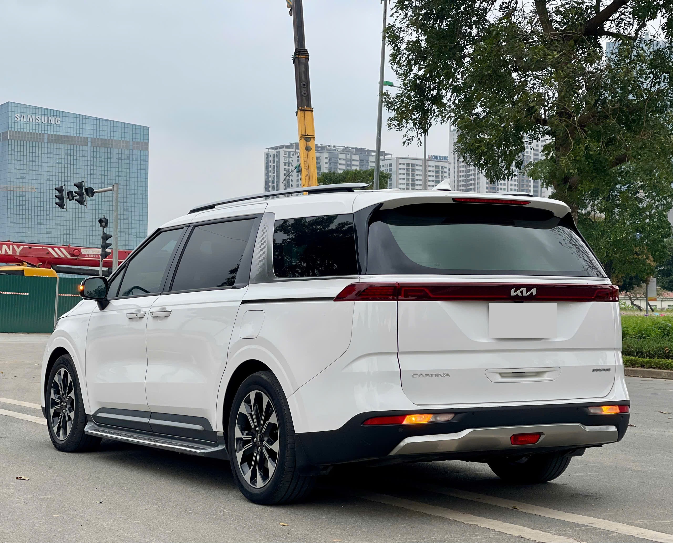 Kia Carnival 2.2D signature sản xuất 2021 trắng