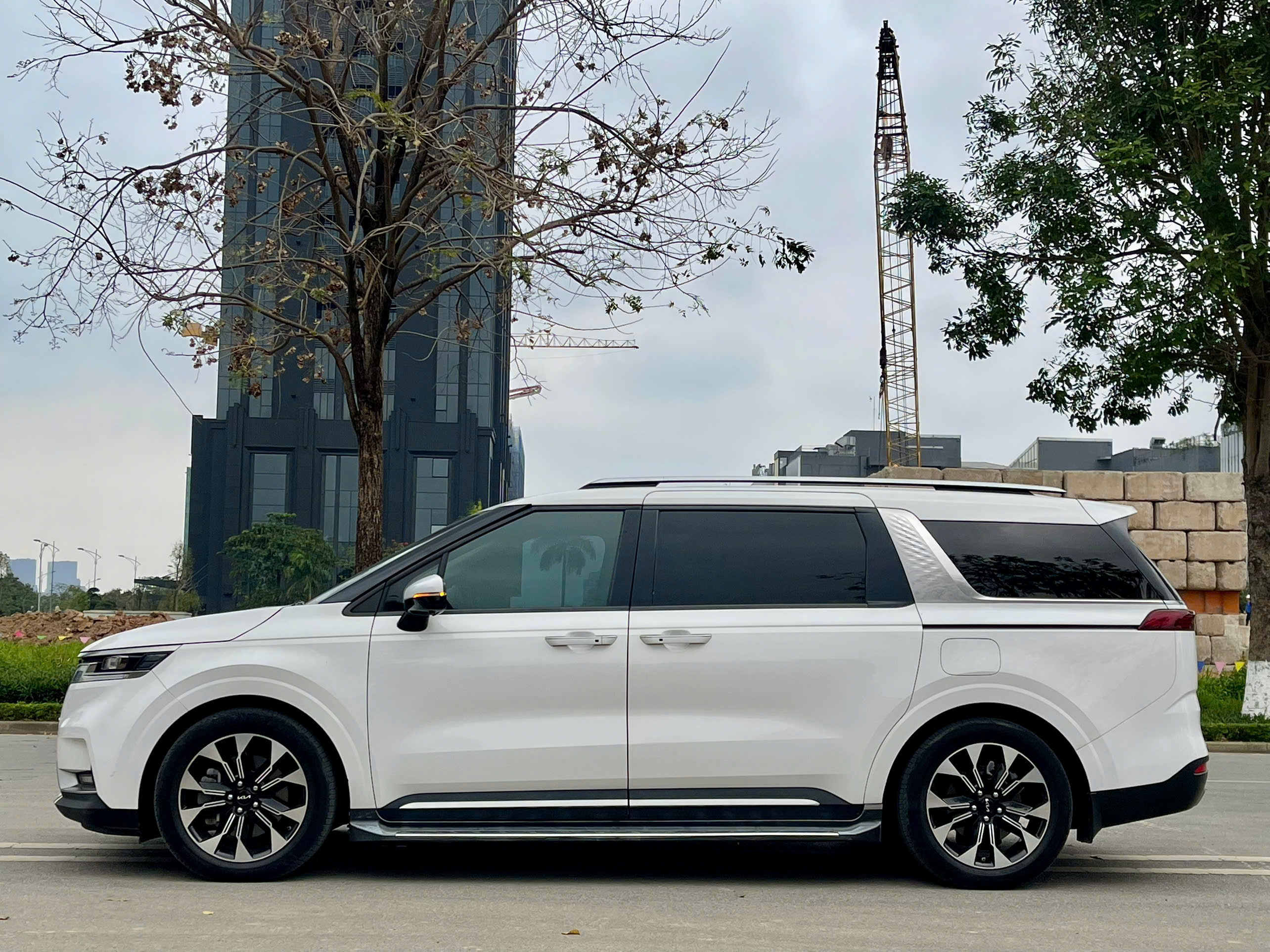 Kia Carnival 2.2D signature sản xuất 2021 trắng