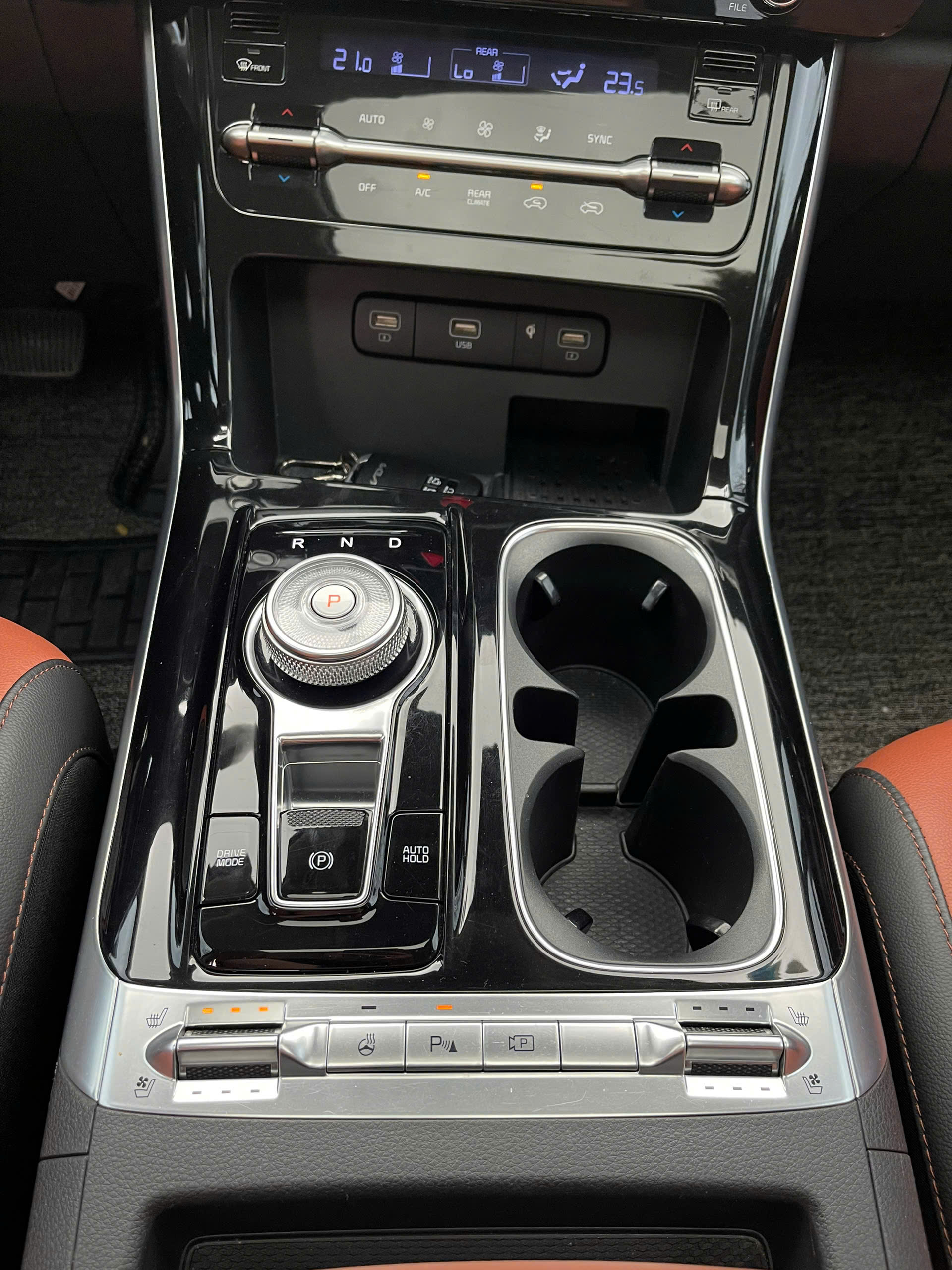 Kia Carnival 2.2D signature sản xuất 2021 trắng