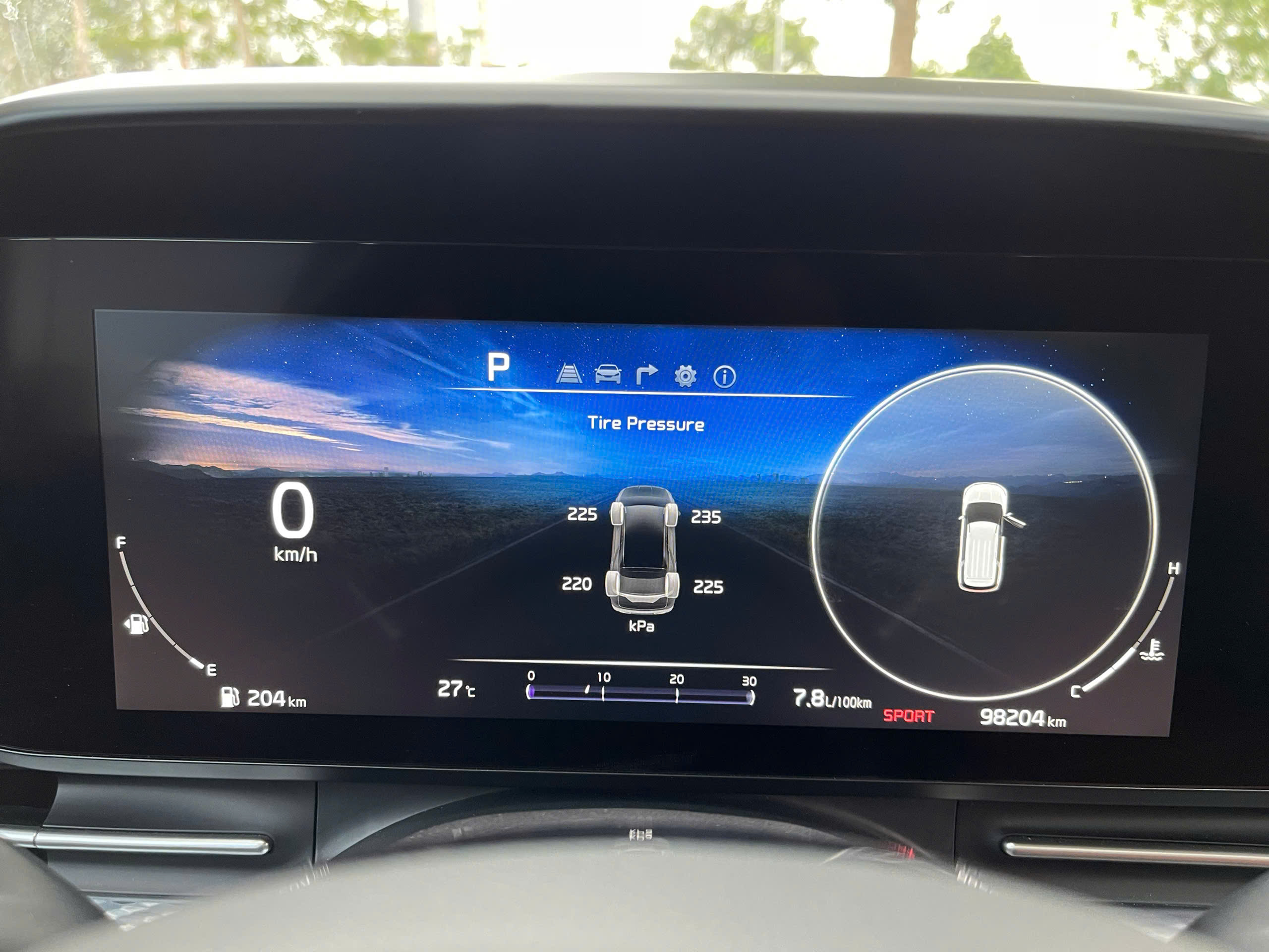 Kia Carnival 2.2D signature sản xuất 2021 trắng