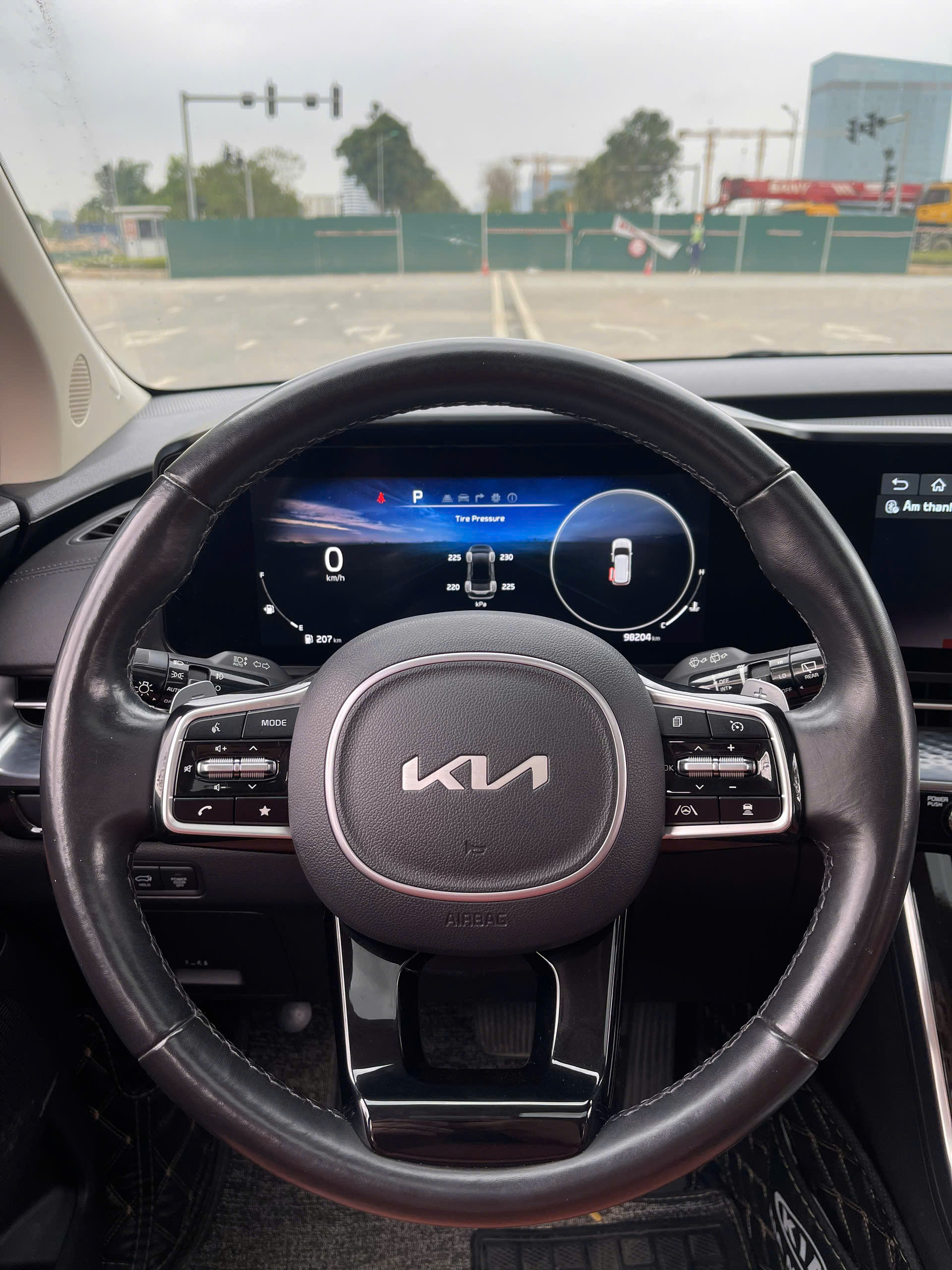 Kia Carnival 2.2D signature sản xuất 2021 trắng