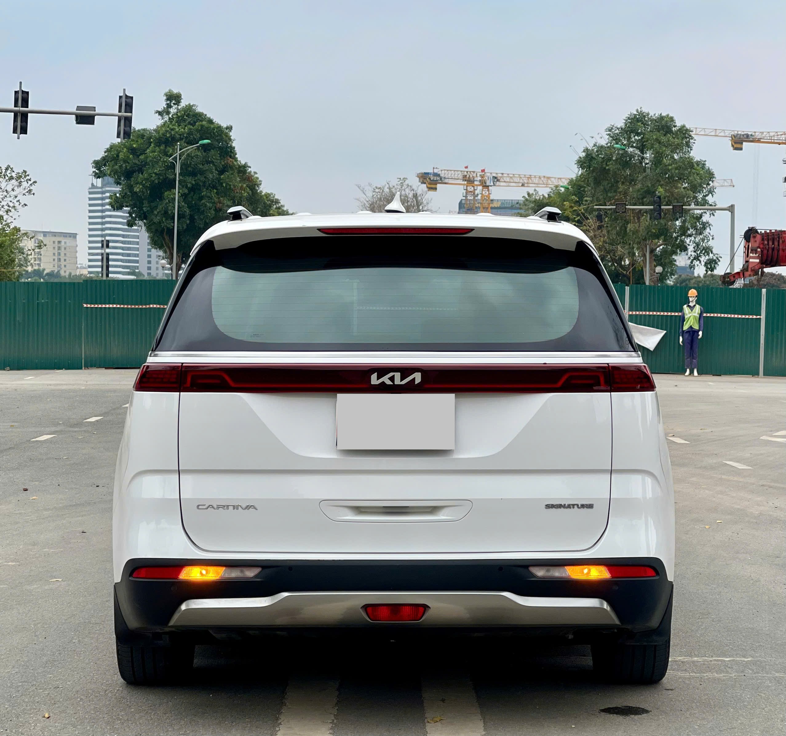 Kia Carnival 2.2D signature sản xuất 2021 trắng