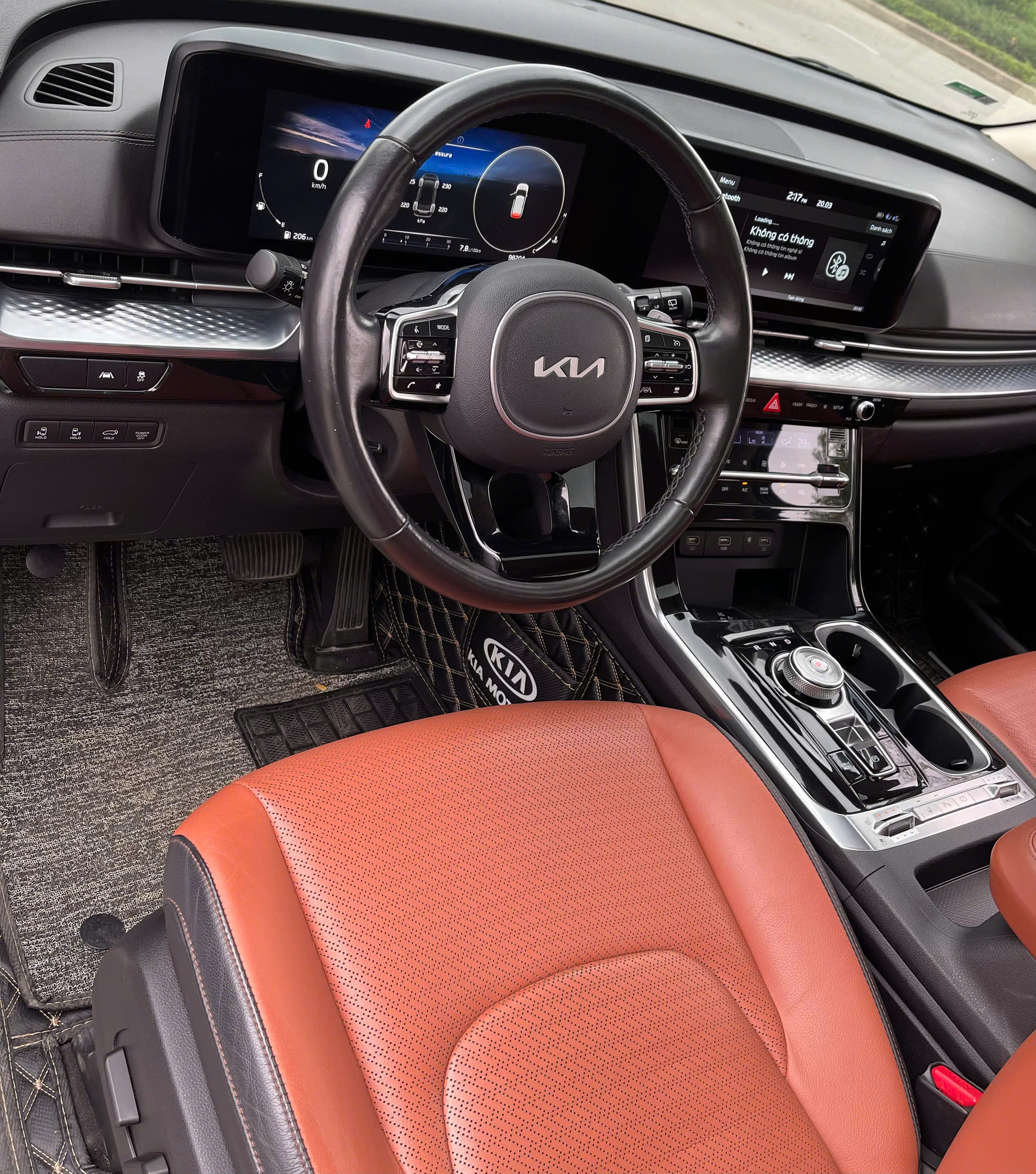 Kia Carnival 2.2D signature sản xuất 2021 trắng