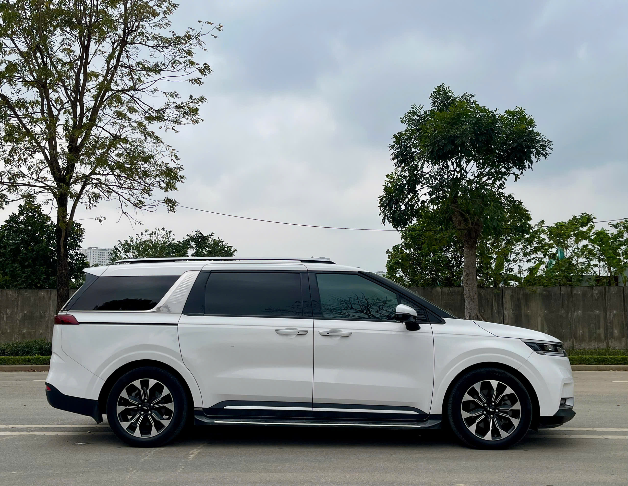 Kia Carnival 2.2D signature sản xuất 2021 trắng