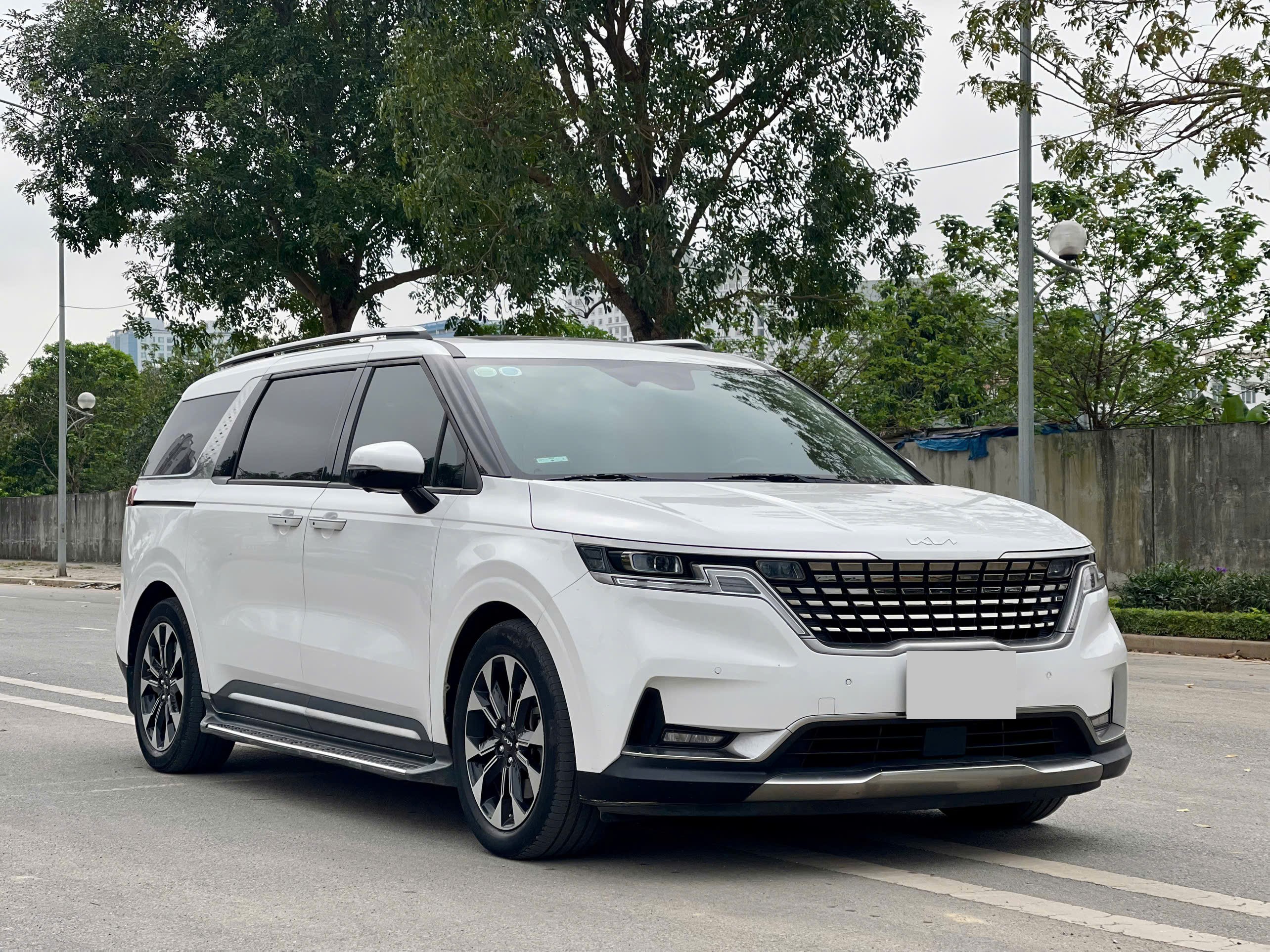 Kia Carnival 2.2D signature sản xuất 2021 trắng