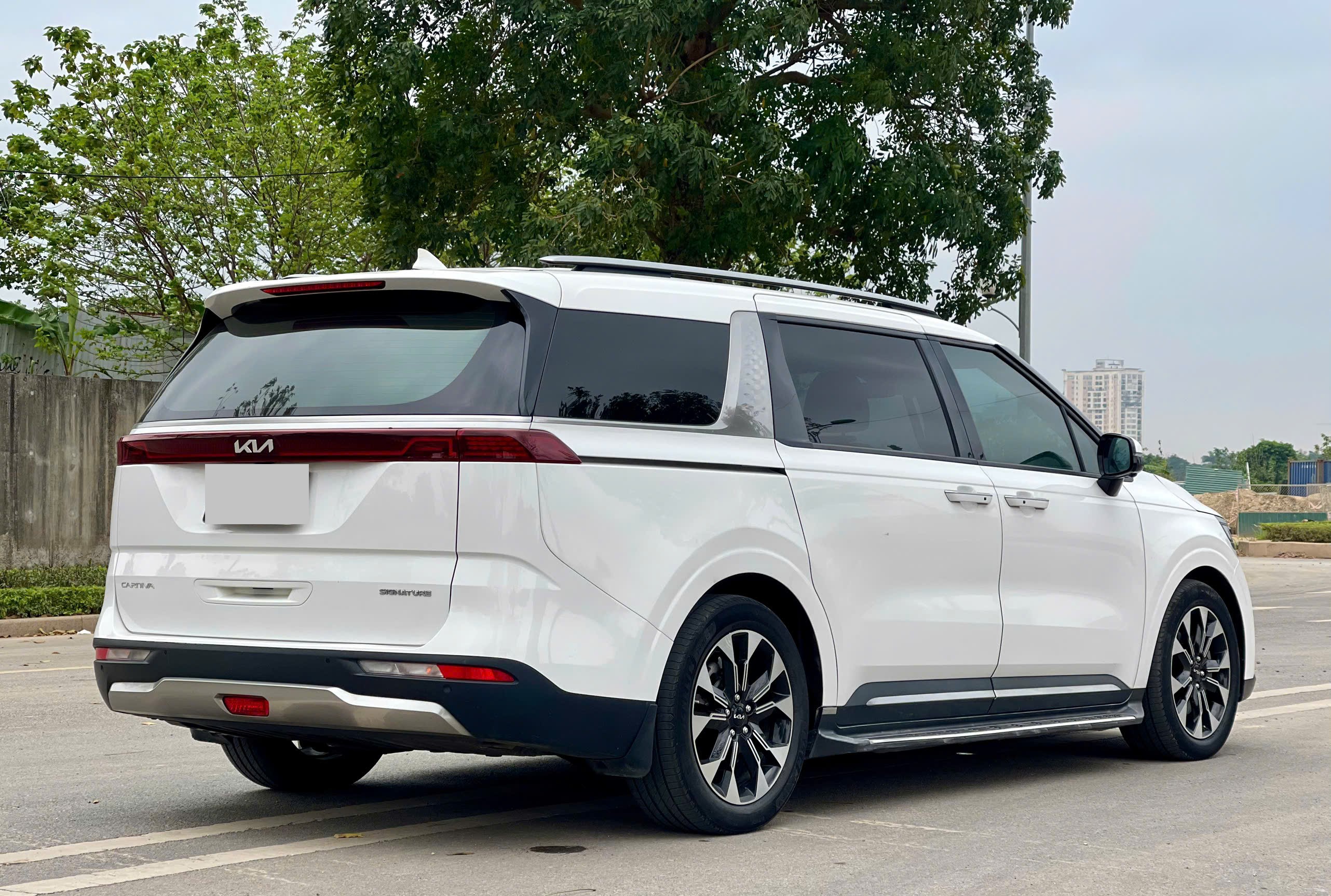 Kia Carnival 2.2D signature sản xuất 2021 trắng
