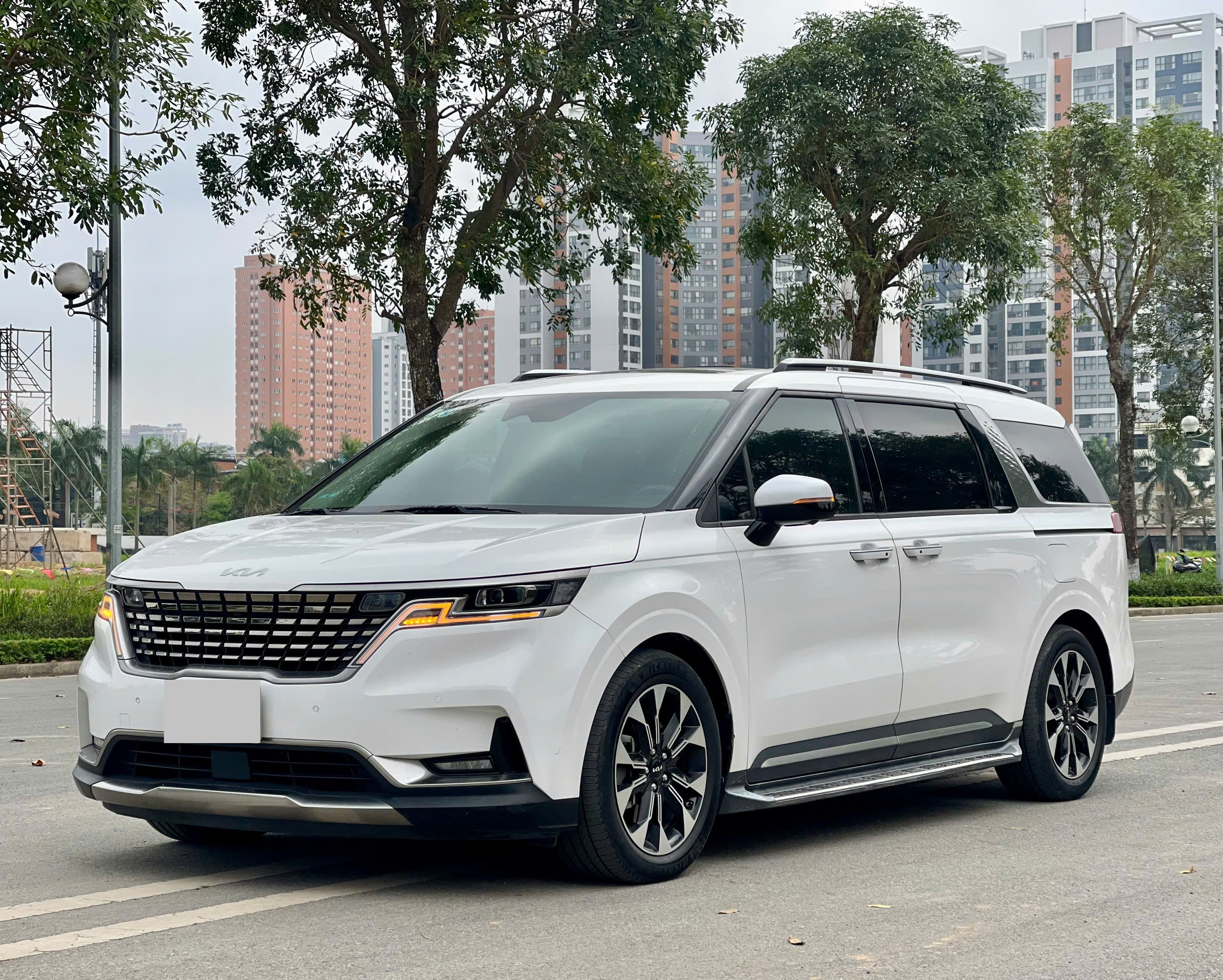 Kia Carnival 2.2D signature sản xuất 2021 trắng