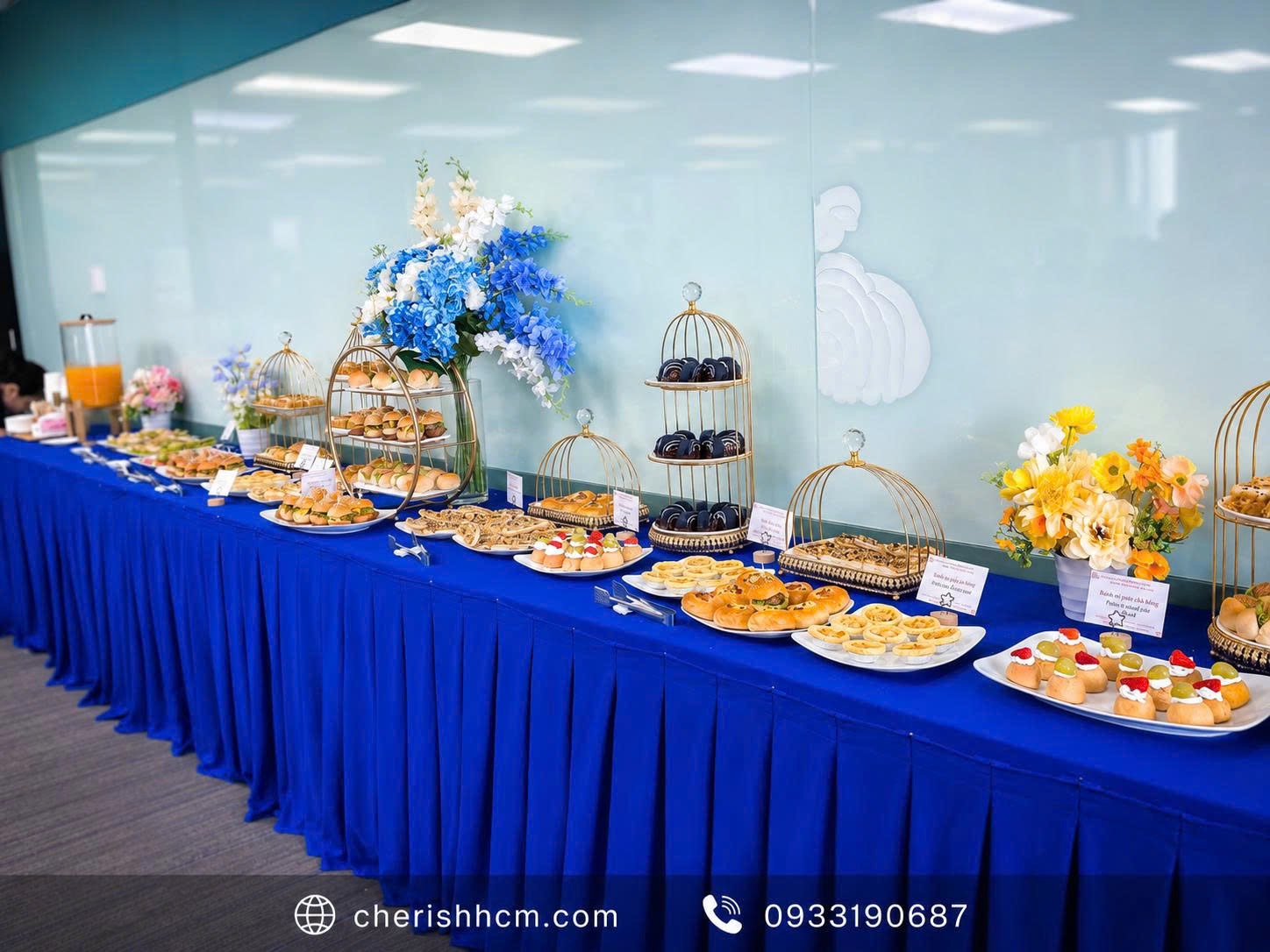 Khăn bàn mặt bàn xanh dương, chân quay xanh dương
