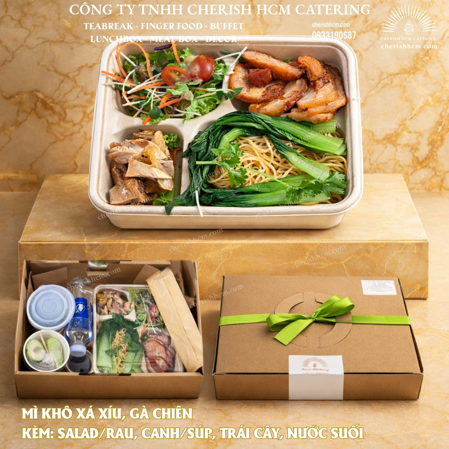 09925 Lunch Box Mì khô xá xíu, gà chiên/Dry Egg Noodles with Char Siu and Fried Chicken