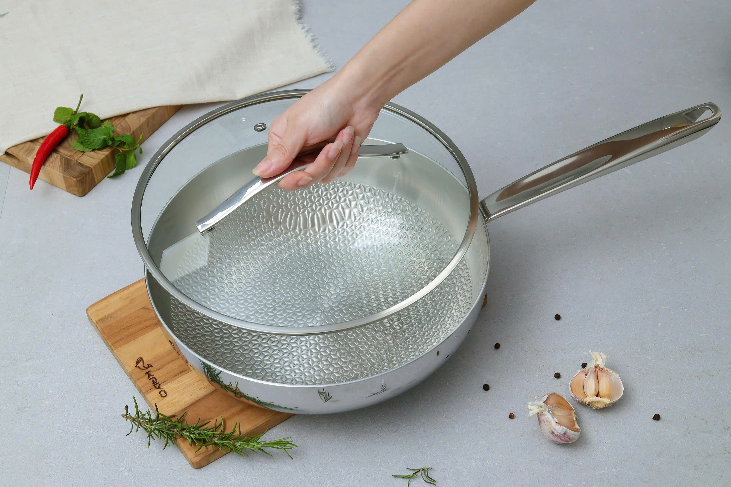 Chảo đúc inox 3 lớp thân đáy liền dập nổi Kaiyo, sâu lòng có vung kính size 24cm [mã KIW-6735]