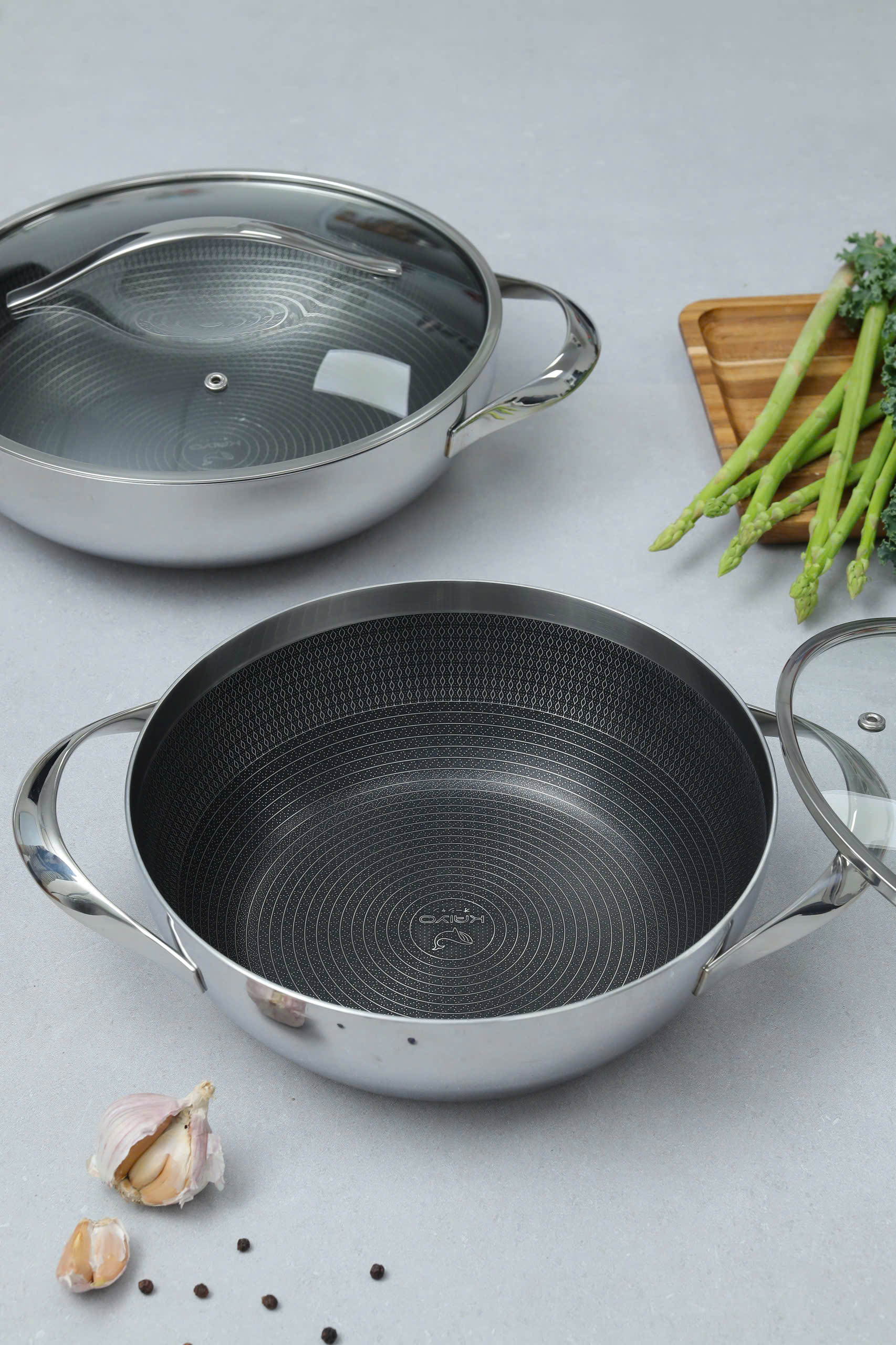 Chảo inox chống dính hoa văn nổi thân đáy liền Kaiyo, sâu lòng, 2 tay cầm, vung kính, size 28cm [KNW-6780]