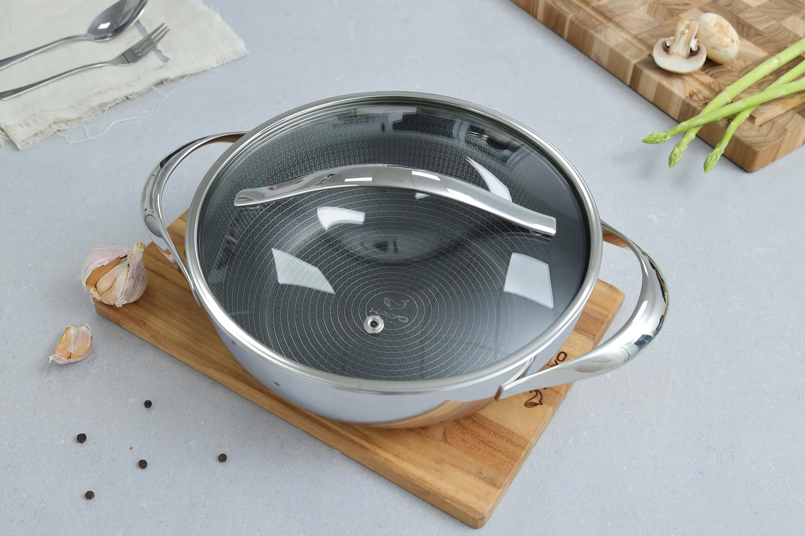 Chảo inox chống dính hoa văn nổi thân đáy liền Kaiyo, sâu lòng, 2 tay cầm, vung kính, size 24cm [KNW-6773]