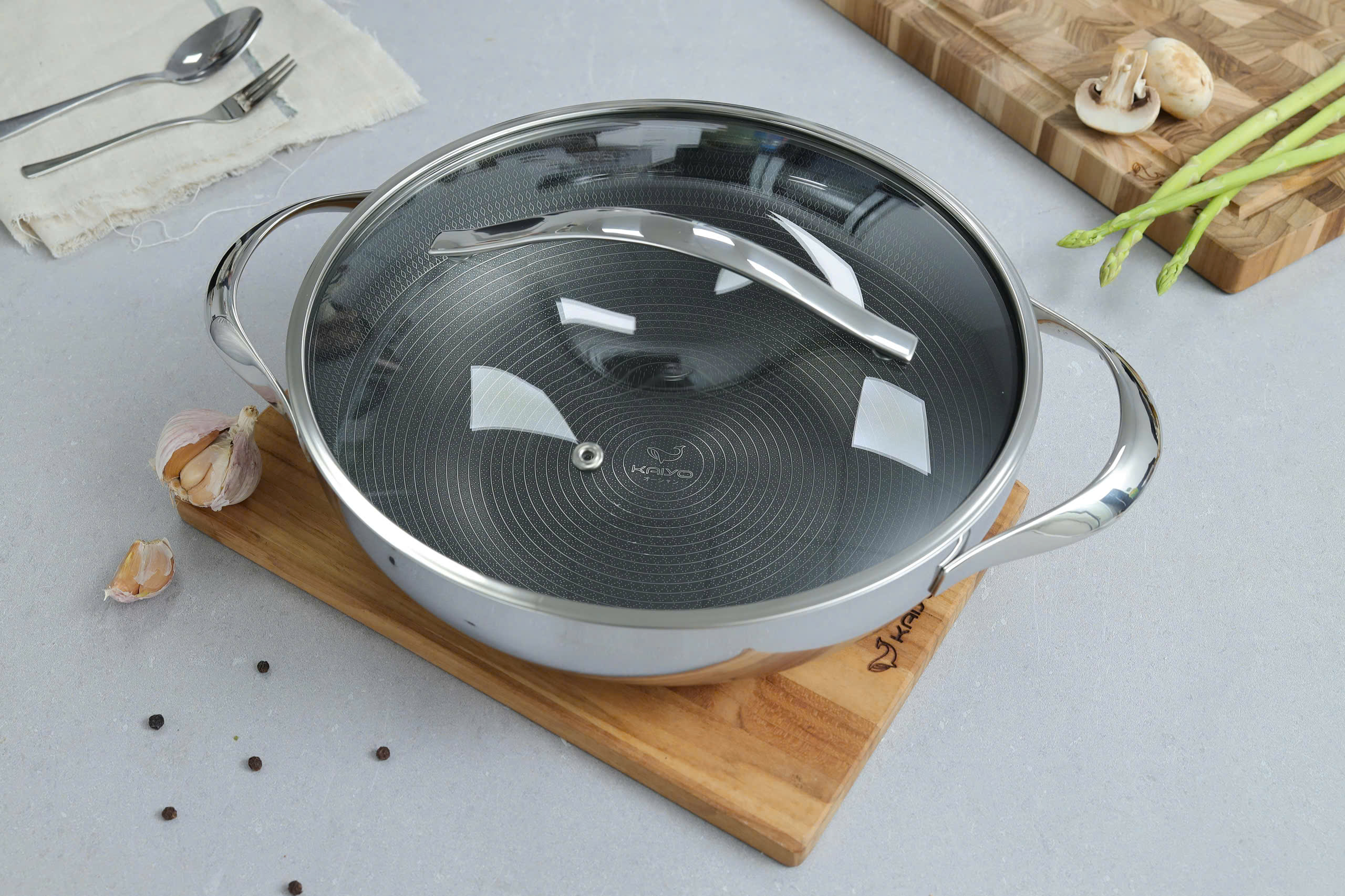 Chảo inox chống dính hoa văn nổi thân đáy liền Kaiyo, sâu lòng, 2 tay cầm, vung kính, size 28cm [KNW-6780]