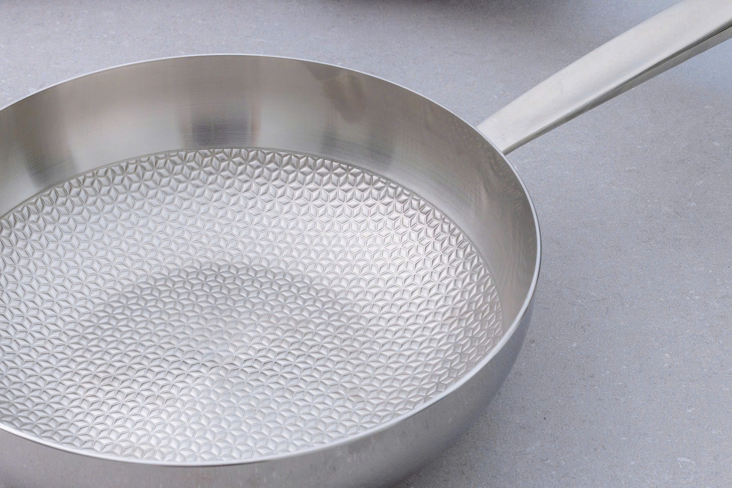 Chảo đúc inox 3 lớp thân đáy liền dập nổi Kaiyo, sâu lòng có vung kính size 24cm [mã KIW-6735]