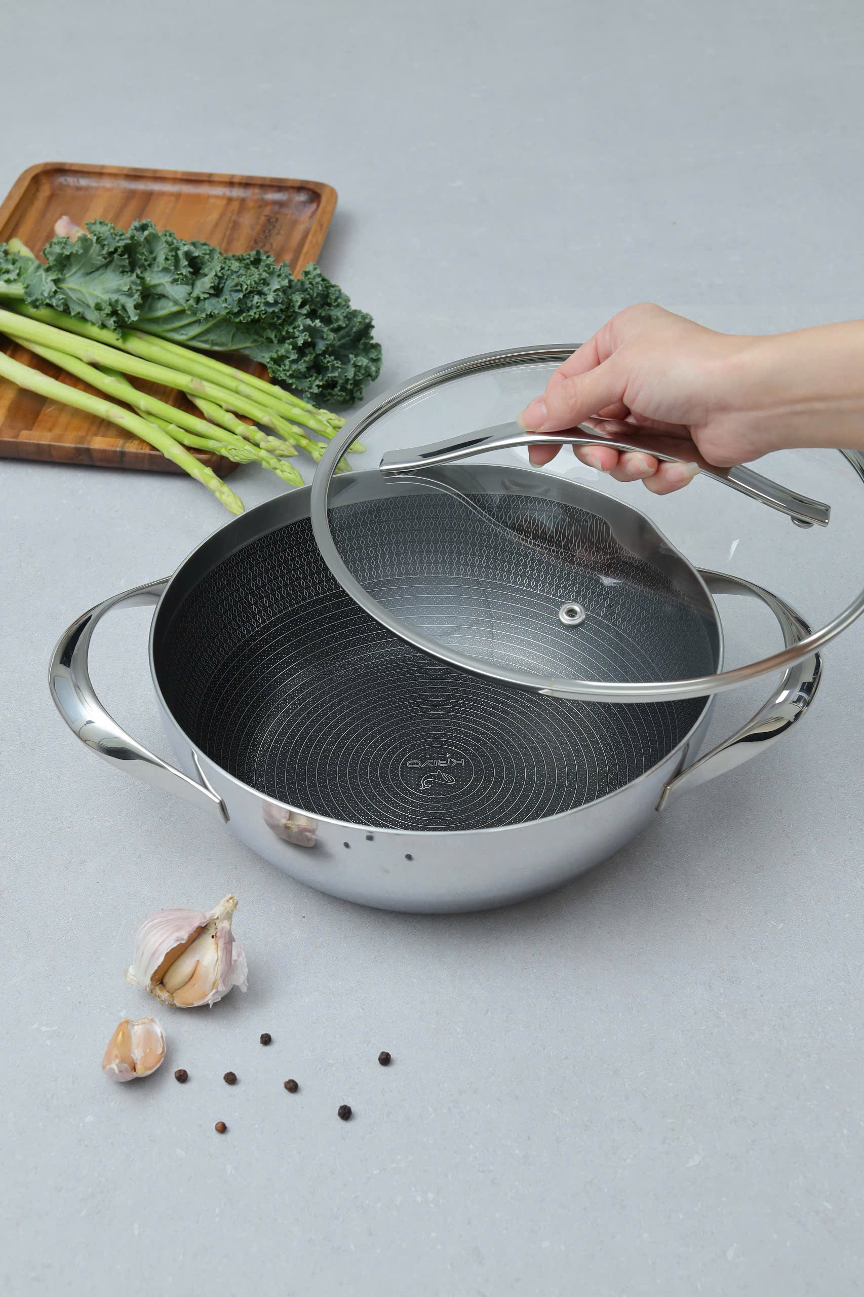 Chảo inox chống dính hoa văn nổi thân đáy liền Kaiyo, sâu lòng, 2 tay cầm, vung kính, size 24cm [KNW-6773]