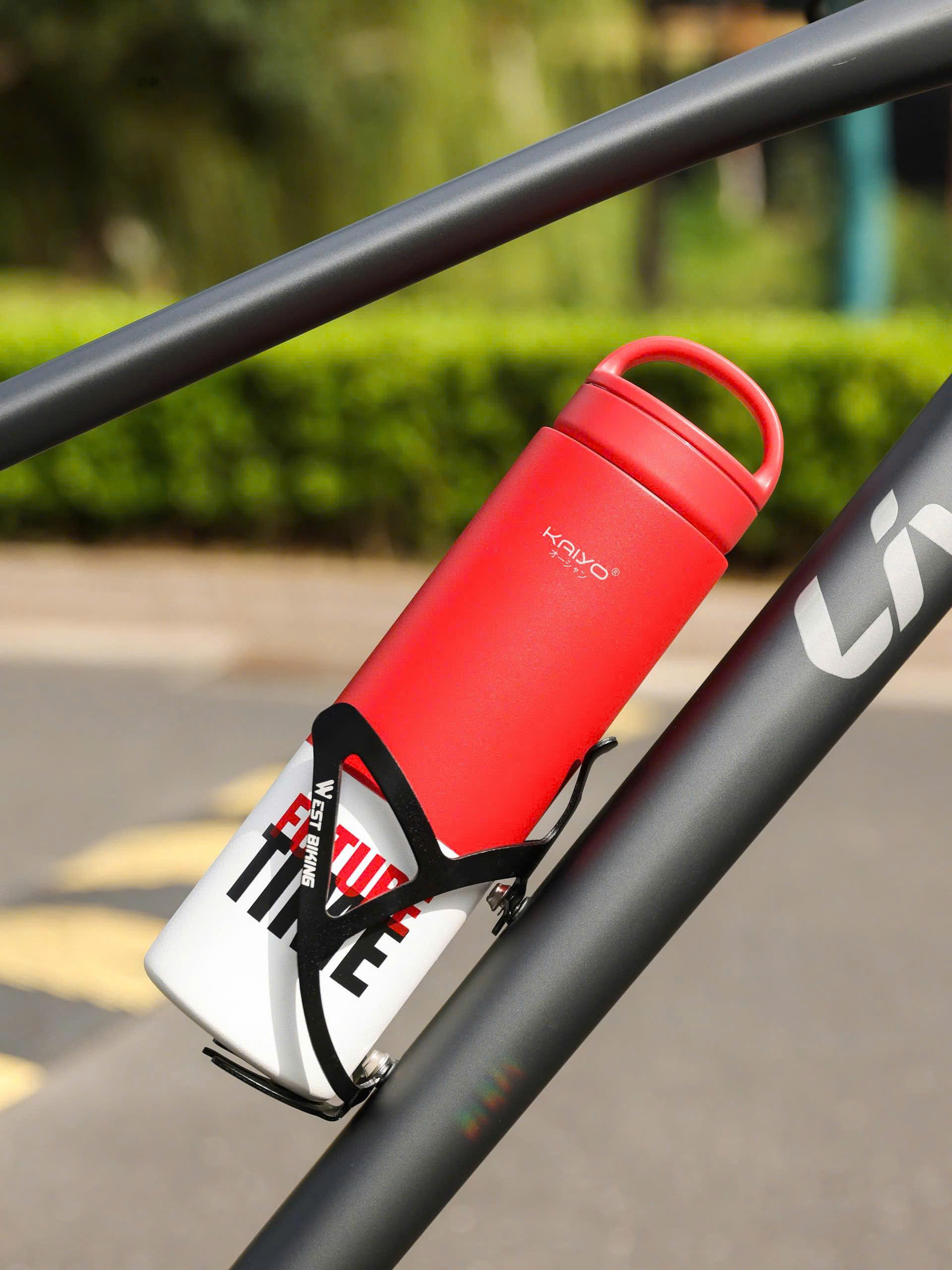 Bình giữ nhiệt hai lớp inox 304 Kaiyo, 700ml, màu đỏ và trắng [KVF-6940]