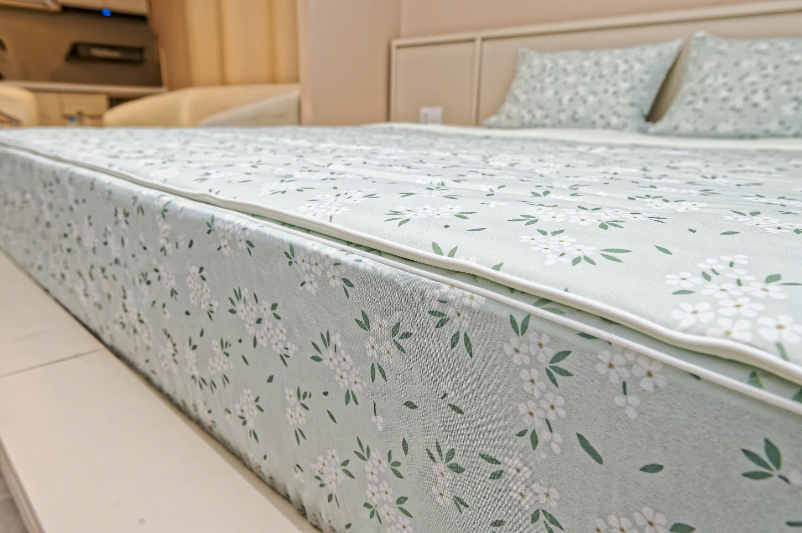 Chăn lạnh Kaiyo, kích thước 2m*2m2, họa tiết hoa nền xanh [KCB-9477]