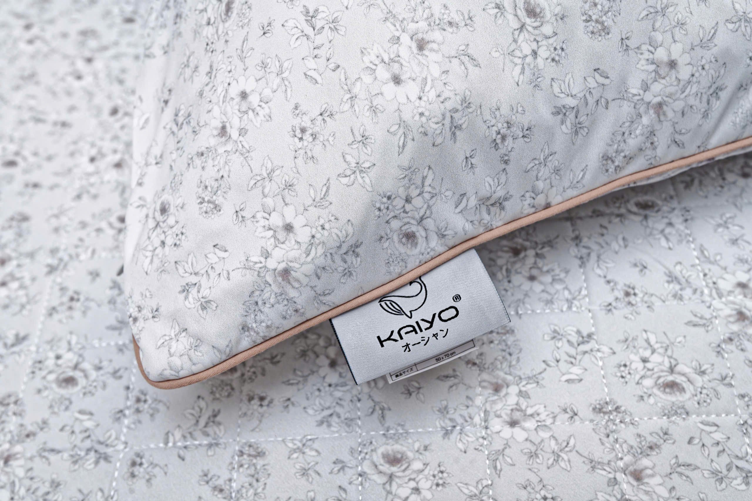 Bộ 2 vỏ gối lạnh Kaiyo, kích thước 50*70cm hoạ tiết hoa nền ghi [mã KCP-9545]