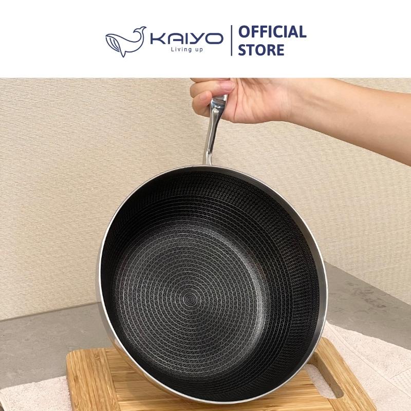 Chảo inox sâu lòng chống dính hoa văn nổi Tri-Ply Kaiyo, size 20cm