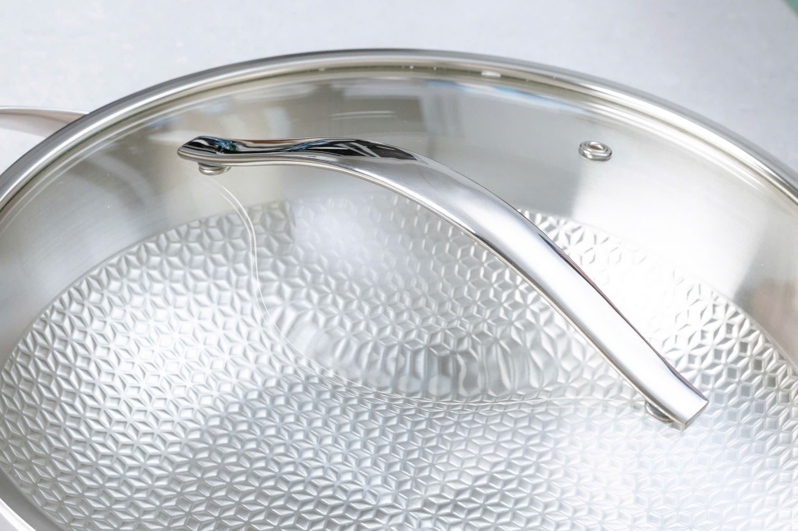 Chảo đúc inox 3 lớp đáy liền dập nổi Kaiyo sâu lòng, 2 tay cầm, vung kính size 28cm [mã KIW-6766]