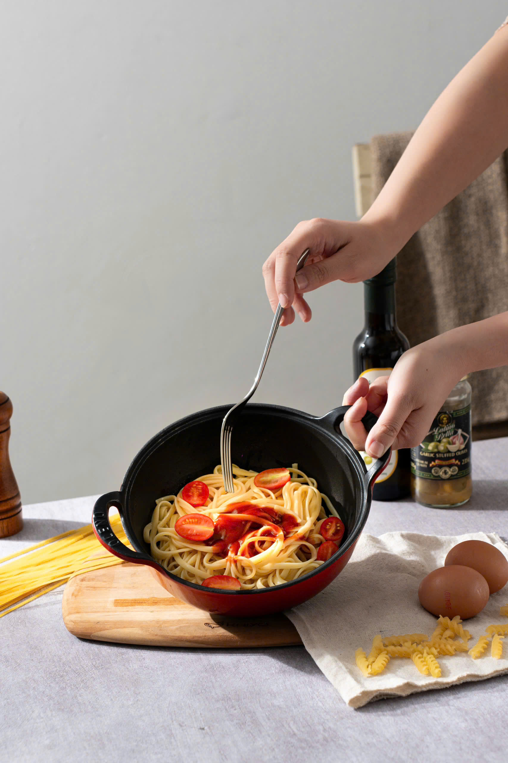 Chảo gang Oceno sâu lòng vung kính 25cm màu đỏ