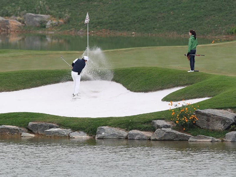 Đặt Sân Golf Ở Hà Nội: Những Lựa Chọn Tuyệt Vời Với Ưu Đãi Hấp Dẫn