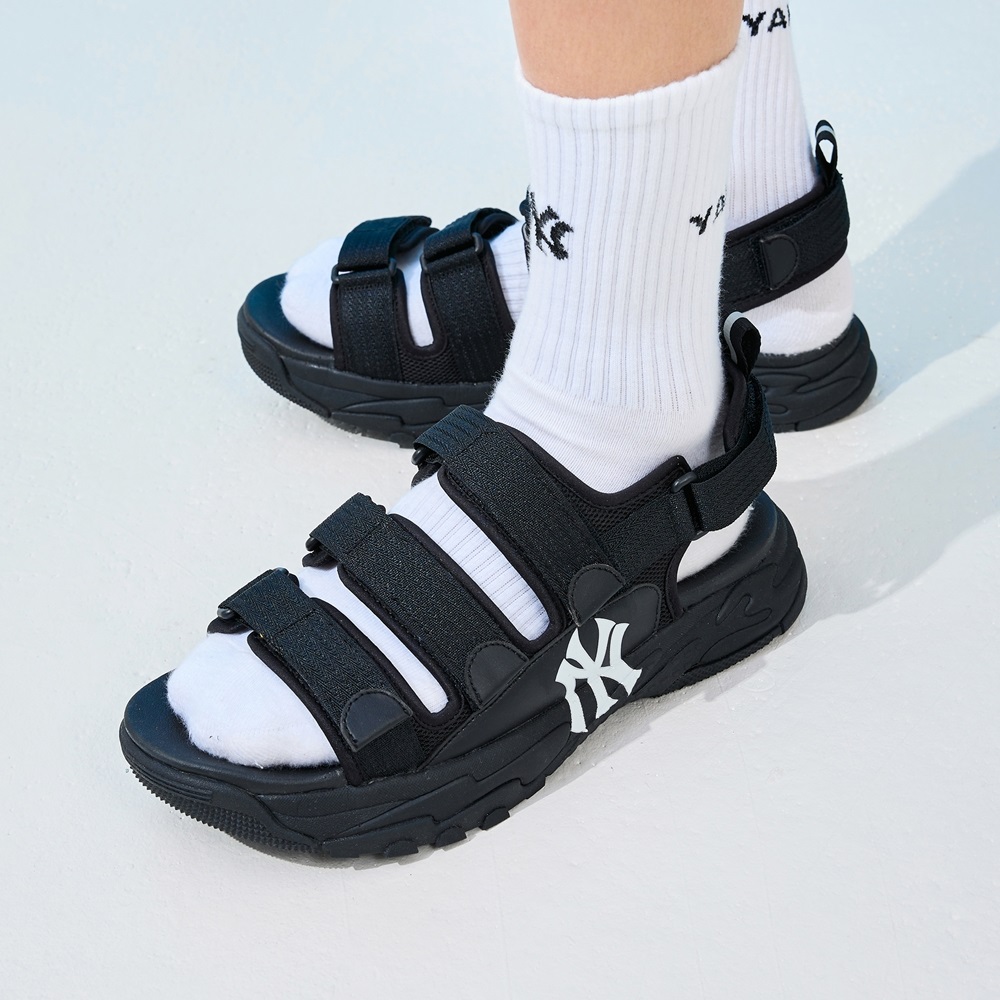 Bấm vào để xem thư viện ảnh Sandals MLB Chunky Triple New York Yankees Black