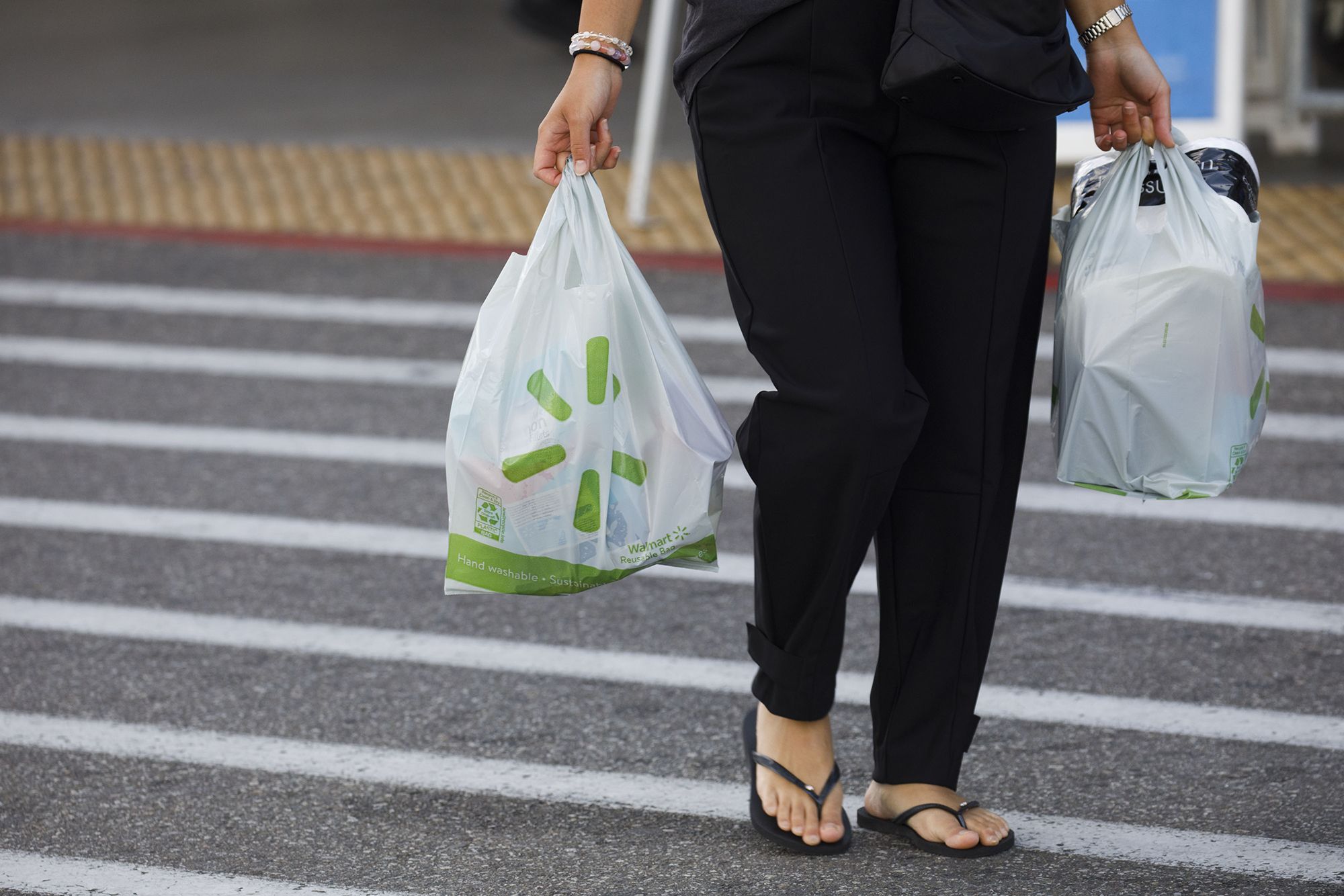 WALMART LOSES THE PLASTIC, MOVES TO REUSABLE SHOPPING BAGS