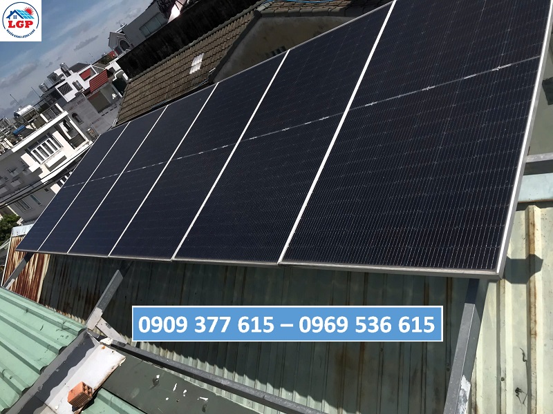 CÔNG TÁC DI DỜI HỆ THỐNG ĐIỆN MẶT TRỜI 6 TẤM PIN NHÀ DÂN GÒ VẤP