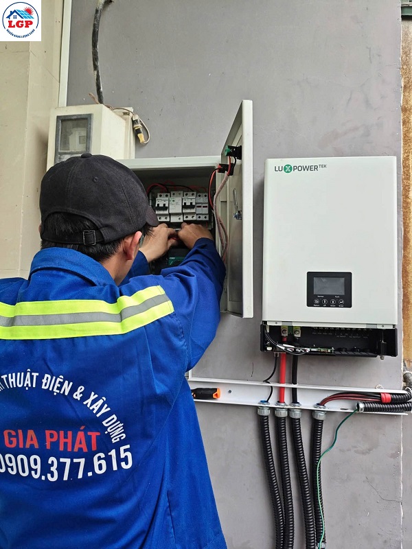HOÀN THÀNH HỆ THỐNG ĐIỆN MẶT TRỜI 6,2kWp KẾT HỢP PIN LƯU TRỮ CHO HỘ GIA ĐÌNH