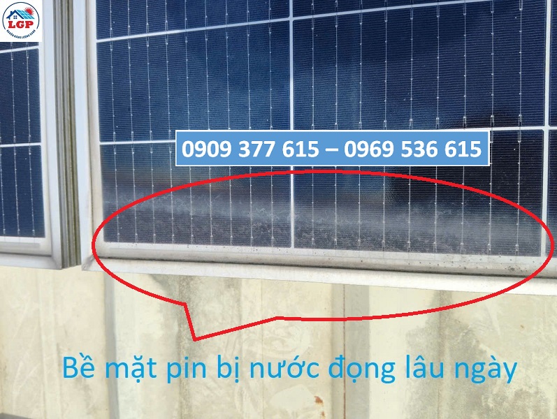 Bề mặt tấm pin điện mặt trời bị đọng nước lâu ngày