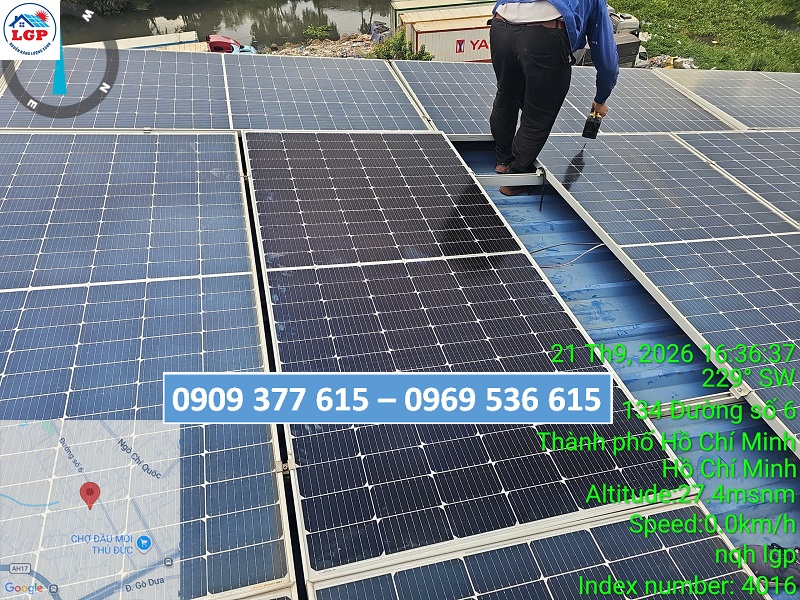 Thay thế 15 tấm pin bị bể trong quá trình bảo trì điện mặt trời