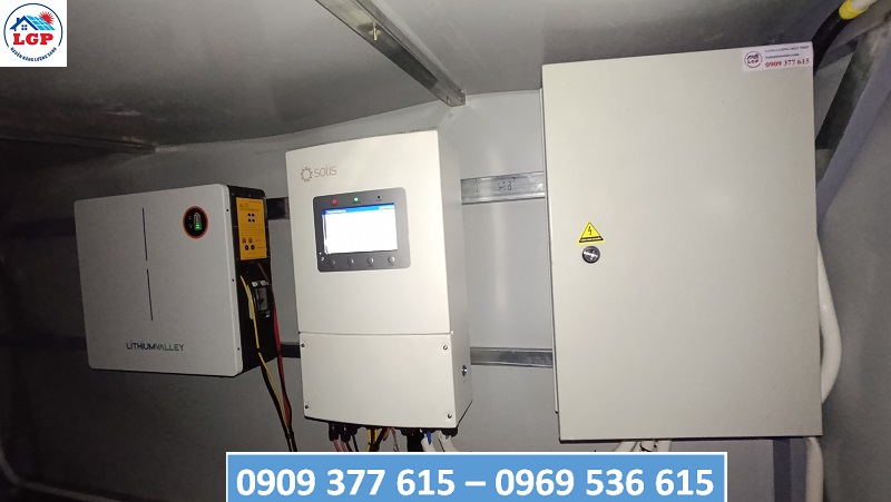 Hệ thống điện mặt trời kết hợp pin lưu trữ cho nhà dân, do Lê Gia Phát triển khai ở Cam Ranh