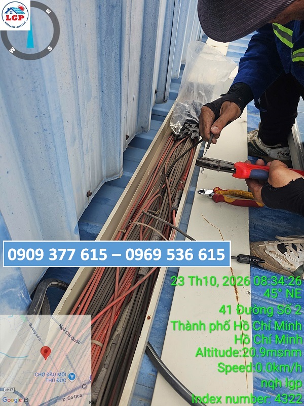 Kỹ thuật Lê Gia Phát bảo trì hệ thống điện mặt trời nhà xưởng, thay MC4 mới