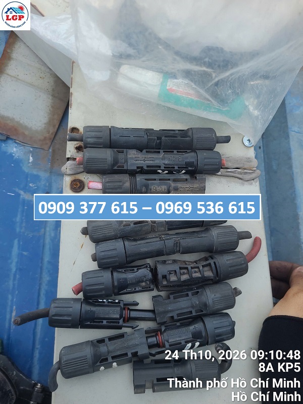 Kỹ thuật Lê Gia Phát bảo trì hệ thống điện mặt trời nhà xưởng, thay MC4 mới