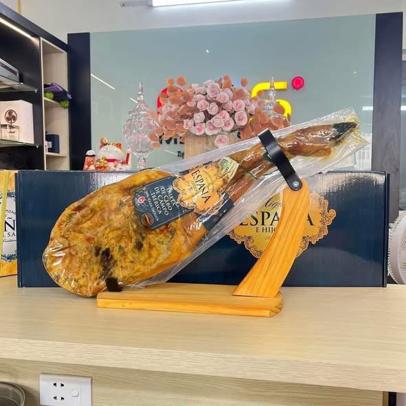 ĐÙI LỢN MUỐI ESPANA JAMON IBERICO DE CEBO 50% - ĐỈNH CAO ẨM THỰC TÂY BAN NHA (lợn đen, đùi trước: 5kg - 5,5kg)