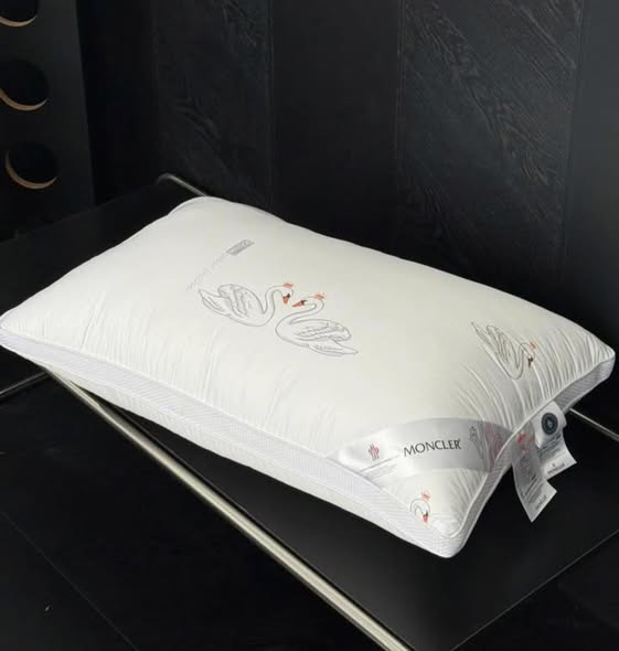 Set 2 gối Moncler size 48x74cm