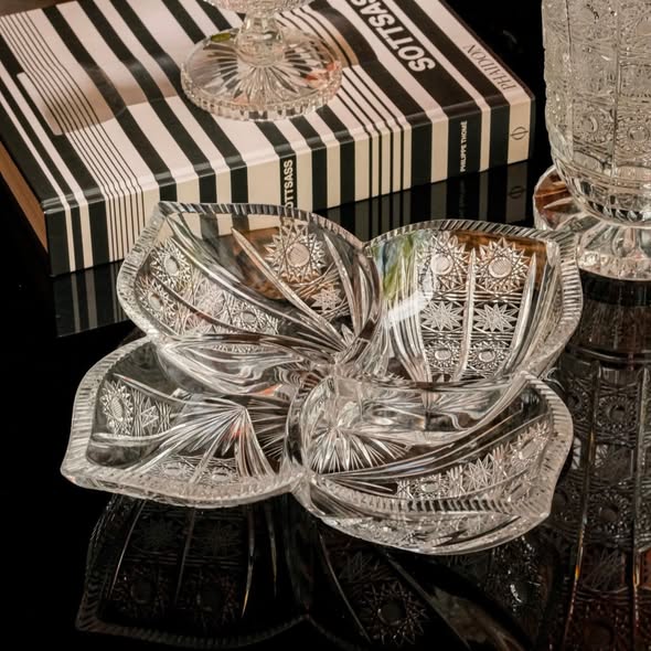 Khay mứt 4 cánh hoa pha lê mài Bohemia đường kính 35cm