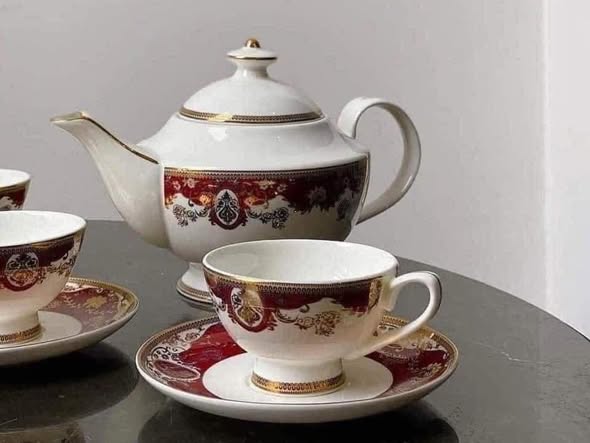 Bộ trà hoàng gia đỏ Imperial thiết kế đậm nét châu Âu