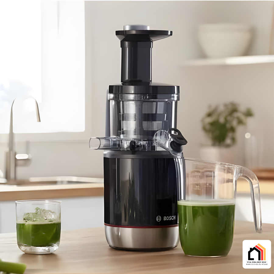 Máy ép chậm Bosch MESM731M là giải pháp hoàn hảo để nâng tầm sức khỏe gia đình nhờ công nghệ ép chậm 55 vòng/phút, giúp ép kiệt bã và giữ trọn 95% vitamin cùng hương vị tự nhiên.MÁY ÉP CHẬM BOSCH MESM731M (Màu đen) tại Vua Nhà Bếp Đức 04