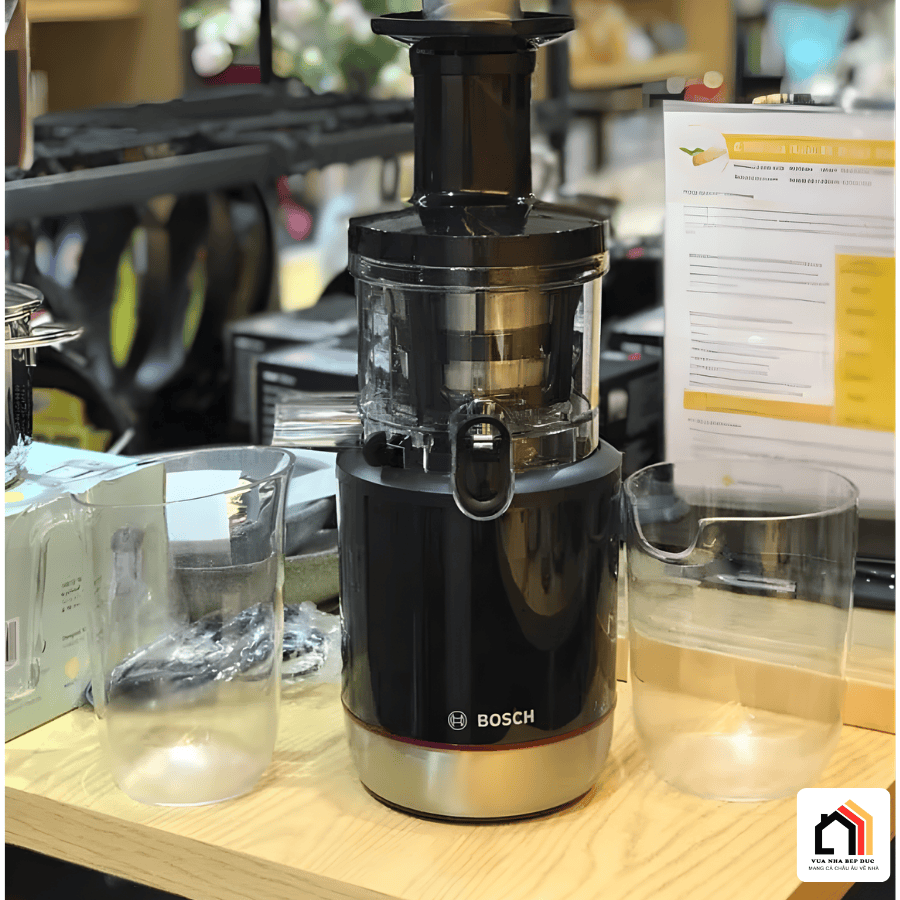 Máy ép chậm Bosch MESM731M là giải pháp hoàn hảo để nâng tầm sức khỏe gia đình nhờ công nghệ ép chậm 55 vòng/phút, giúp ép kiệt bã và giữ trọn 95% vitamin cùng hương vị tự nhiên.MÁY ÉP CHẬM BOSCH MESM731M (Màu đen) tại Vua Nhà Bếp Đức 09
