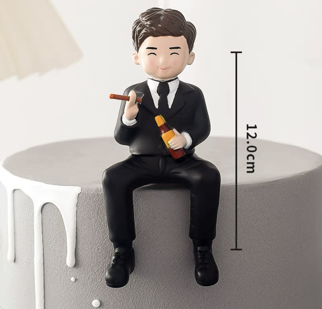 รูปปั้นชายหนุ่มถือไปป์และขวดไวน์ (พลาสติกสวยงาม)